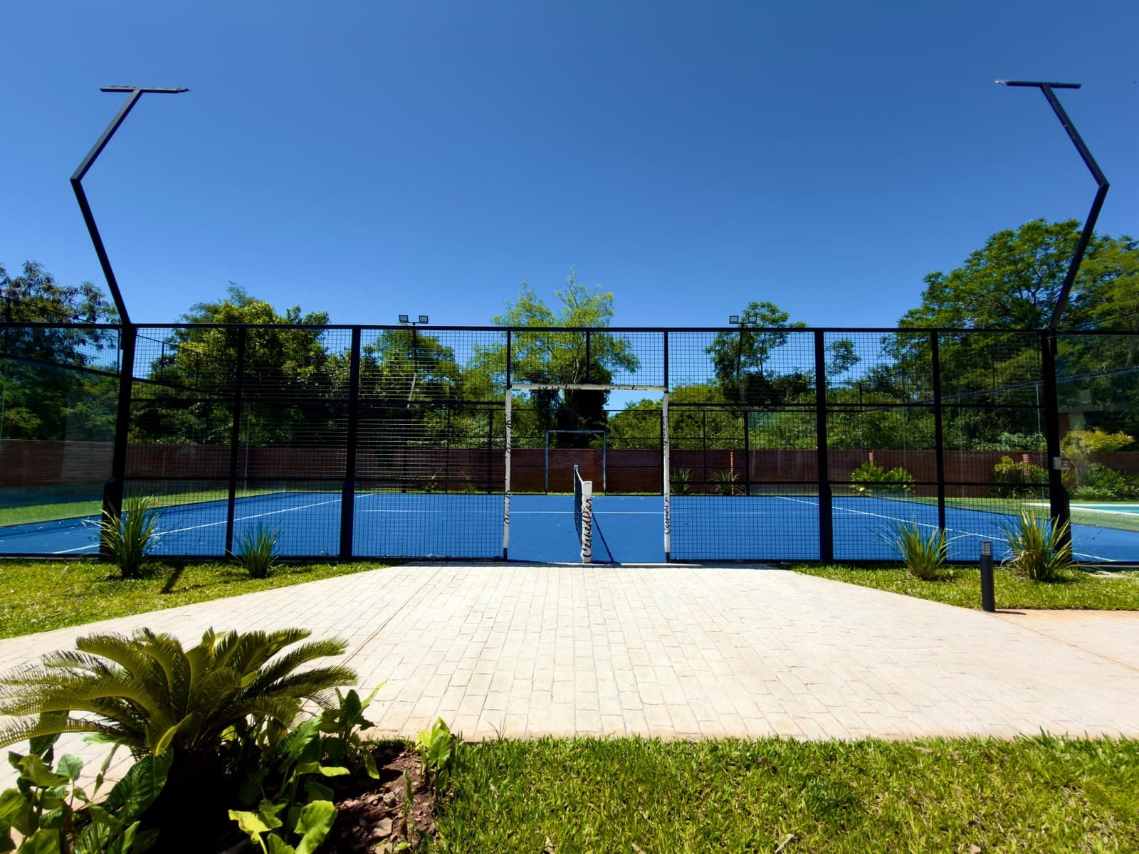 Cancha de pádel con césped sintético