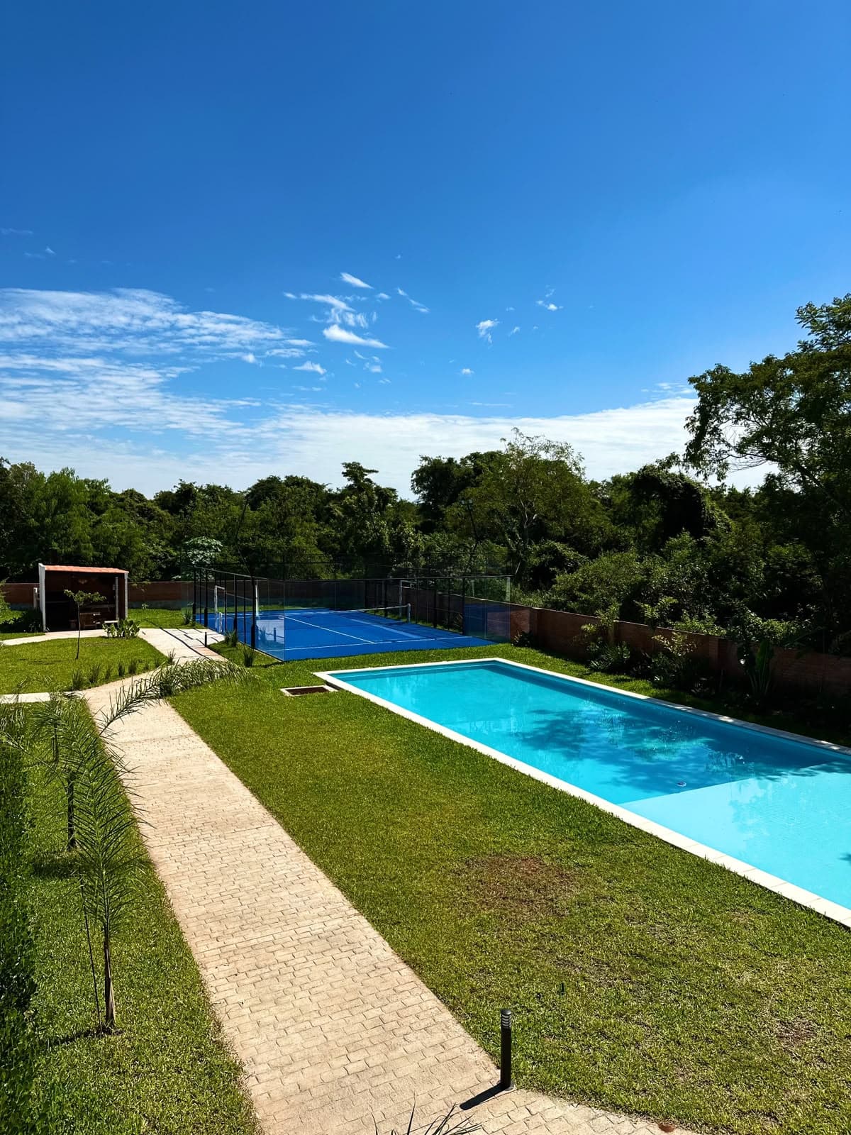 Piscina al aire libre junto a la cancha de pádel